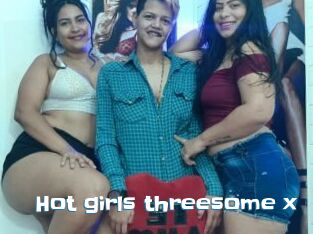 Hot_girls_threesome_x